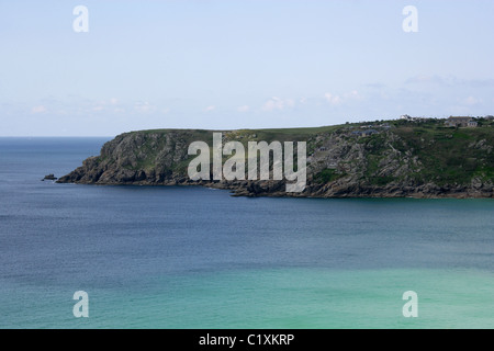 Una vista di Pedn-uomini-un-mero e il Minack Open Air Theatre, Porthcurno, da Logan Rock, Cornwall Coast Path, vicino Land's End. Foto Stock