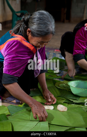 Lisu Hill Tribes donna fare la torta di riso a mano per festeggiare il nuovo anno, Ban Hai Ko, Mae Salong, Chinag Rai, Thailandia Foto Stock