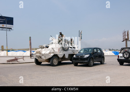 PORT AU PRINCE - HAITI, 17 MARZO 2010: Pattuglia dei pacificatori delle Nazioni Unite provenienti dal Brasile su un veicolo blindato durante la missione di stabilizzazione delle Nazioni Unite a Port au Prince dopo un terremoto di magnitudo 7,0 che ha colpito Haiti il 12 gennaio 2010 Foto Stock