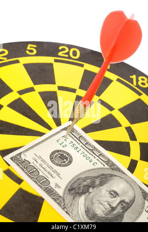Un dardo su un dartboard e dollaro, il concetto di successo Foto Stock