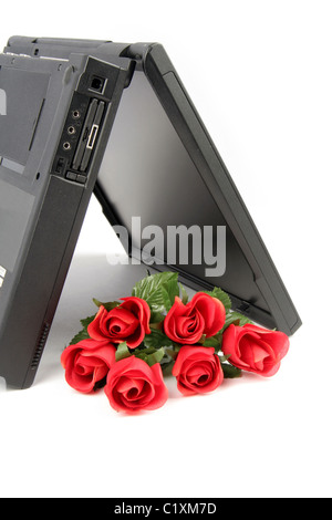 Laptop e rose, concetto di online dating Foto Stock