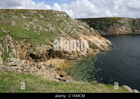 Treryn Dinas e testa Cribba da Logan Rock, North Cornwall Coast Path, vicino Land's End, Cornwall, Regno Unito. Foto Stock