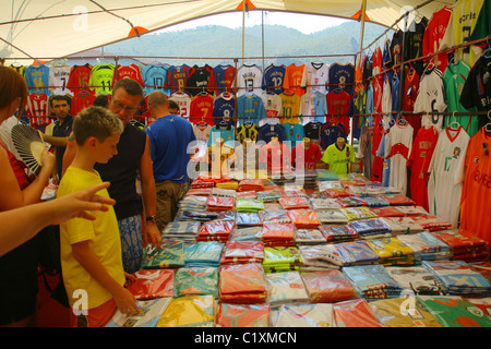 Ragazzo sceglie un fake replica kit calcio nel mercato locale in Fethiye. Mugla, Turchia Foto Stock