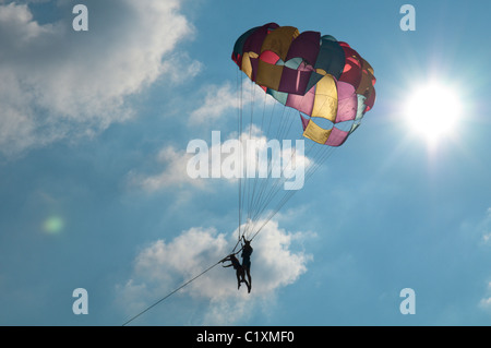 Corfù, Grecia. Ottobre. Vista verso sud lungo la spiaggia di Agios Georgios, noto come San Giorgio a sud. Sport acquatici. Parascending. Foto Stock