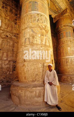 Colonnato in seconda corte (Tempio di Ramses III), Medinat Habu, West Bank, Luxor, Egitto Foto Stock