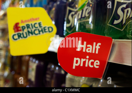 Un ' metà prezzo ' ticket in un supermercato uk Foto Stock