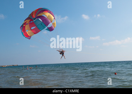 Corfù, Grecia. Ottobre. La spiaggia di Agios Georgios, noto come San Giorgio a sud. Sport acquatici. Parascending. In tandem. Foto Stock