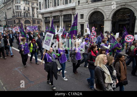 Dimostranti durante anti tagli manifestazione a Londra il 26 marzo marzo i manifestanti con striscioni e cartelloni Foto Stock