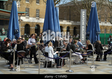 Regno Unito. Persone di mangiare in un ristorante su King's Road, il Chelsea, vicino alla Saatchi Gallery di Londra Foto Stock