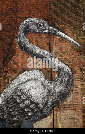 Graffiti artist roa la gru in london bricklane Foto Stock
