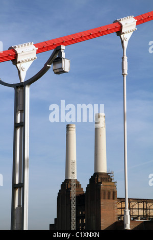 Regno Unito. BATTERSEA POWER STATION VISTO DA Chelsea Bridge dal fiume Thames, London Foto Stock