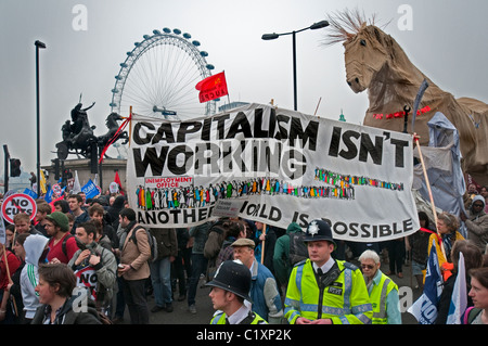 500.000 manifestanti unirsi Anti-tagli 'March per l alternativa" organizzato dal TUC Sindacati, Londra 2011 Foto Stock