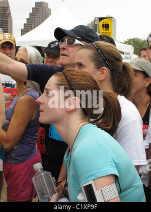 Guide di scorrimento a Capitol of Texas 10K guardando i risultati di Austin in Texas - Oltre 20.000 corridori hanno partecipato. Foto Stock