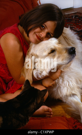 Ragazza con gatto Tabby & cane Golden Retriever Foto Stock