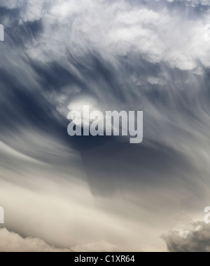 Alta risoluzione di immagini panoramiche di una massiccia estate cumulonimbus cloud drammatico nel tardo pomeriggio luce su Wasatch, Utah. Foto Stock