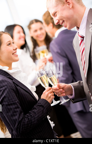 Immagine della bellissima femmina guardando il suo collega mentre rendendo toast Foto Stock