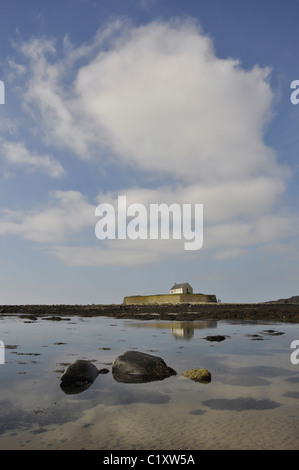 St Cwyfans duecentesca chiesa vicino Aberffraw su Anglesey North Wales coast Foto Stock