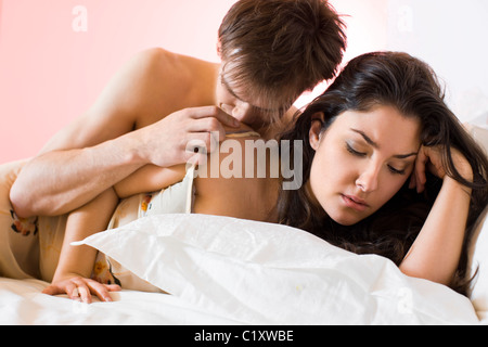 Giovane sostenendo nel letto Foto Stock