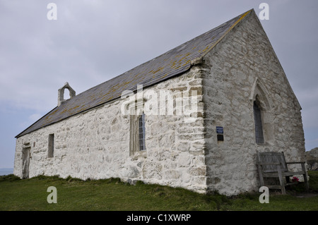 St Cwyfans duecentesca chiesa vicino Aberffraw su Anglesey North Wales coast Foto Stock