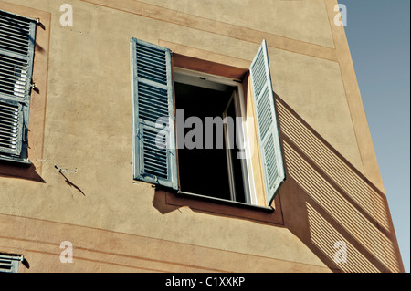 In legno antico la finestra ritagliata nel sud della Francia Foto Stock