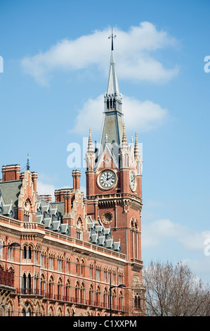 La torre e la facciata frontale di St Pancras nel centro di Londra Foto Stock