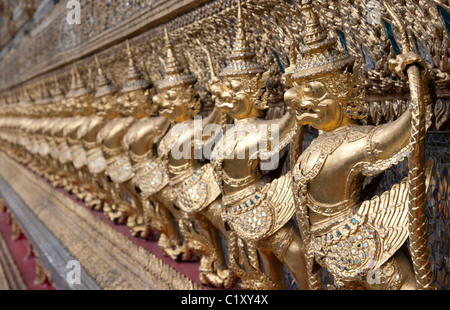 Golden figure warrior nel palazzo reale di stand in fila Foto Stock