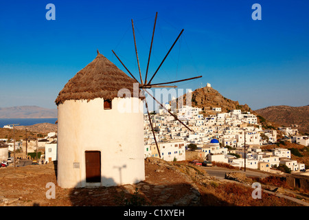 I mulini a vento affacciato sulla città di Chora. Ios Isole Cylcades, Grecia. Foto Stock