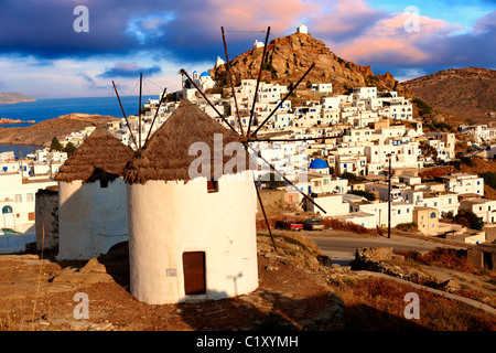 I mulini a vento affacciato sulla città di Chora. Ios Isole Cylcades, Grecia. Foto Stock