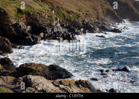 Cornish mare con onde ruvida Foto Stock