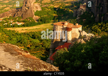 Greco Ortodosso Monastero Rosanou (anteriore) e il Monastero di San Nicola Anapafsas (fondo), Meteora montagne, Grecia Foto Stock