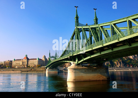 Libertà o libertà ponte (Szabadság híd,) guardando verso l'Hotel Gellert. Budapest, Ungheria Foto Stock