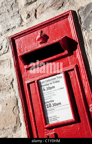 Tradizionale Red Royal Mail Letterbox, Staverton Station sulla South Devon Steam Railway, Inghilterra, Regno Unito Foto Stock