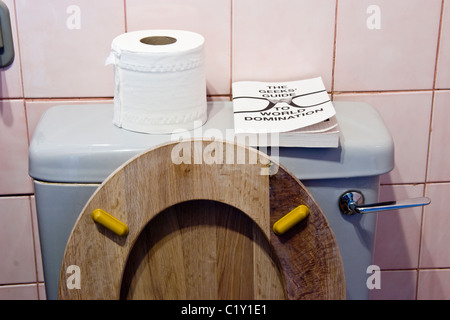 Toilette con sedile in alto Foto Stock