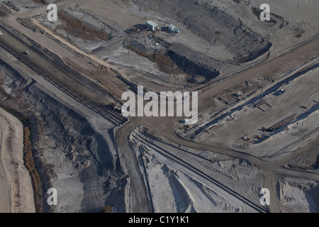 Athabasca Oil Sands in Fort McMurray, il Canada è i mondi più grande singolo deposito di olio ed è ampiamente trattati sul sito. Foto Stock