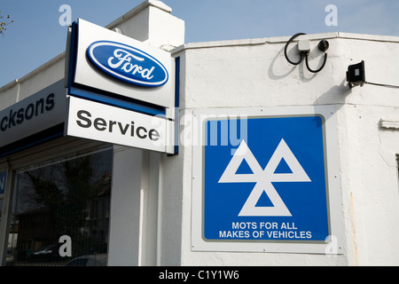 MOT / MOTs segno / logo a Ford garage / stazione di servizio che è anche un ministero dei Trasporti auto e veicoli centro di test. Foto Stock