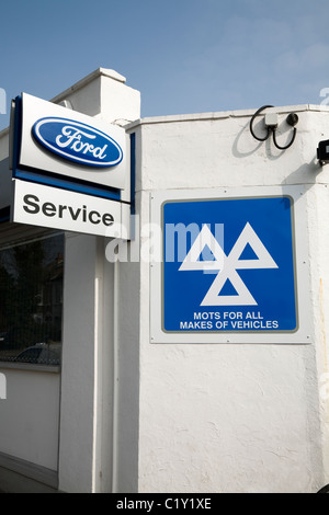 MOT / MOTs segno / logo presso un garage Ford che è anche un ministero dei Trasporti auto e test del veicolo e la stazione di servizio. Foto Stock