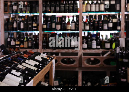 Una selezione di qualità portoghesi le bottiglie di vino è offerto per la vendita in un wine shop. Foto Stock