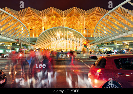 Il portogallo Lisbona: orologio notturno illuminato e una costruzione in vetro e acciaio della stazione Oriente a Nation's Park Foto Stock