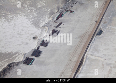 Tubi industriali sulle sabbie presso l'Athabasca Oil Sands, vista aerea, Fort McMurray, Alberta, Canada Foto Stock