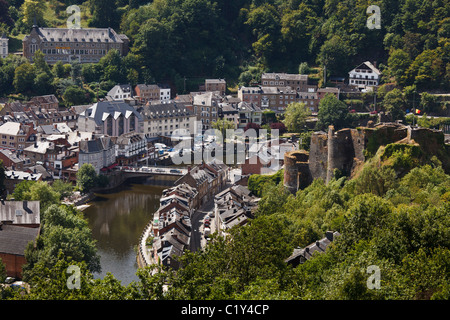 Vista verso il castello e il ponte sul fiume Ourthe, La Roche-en-Ardenne, Lussemburgo, la Vallonia, Belgio Foto Stock