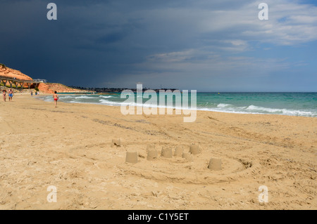 Pioggia nuvole avvicinando Campoamor spiaggia a DEHESA DE CAMPOAMOR, Orihuela, provincia di Alicante, Spagna. Foto Stock