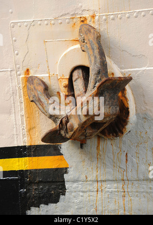 Un vecchio e rusty ancorare su una nave in porto Foto Stock