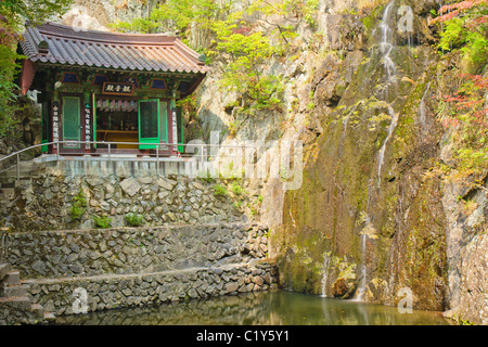 Tempio Hongryeong e cascata (primo piano), Corea del Sud Foto Stock