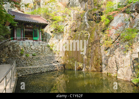 Tempio Hongryeong e cascata, Corea del Sud Foto Stock