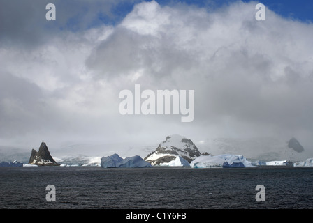 Point Wild, elefante isola, a sud le isole Shetland in Antartide. Preso in una limpida giornata di sole. Foto Stock
