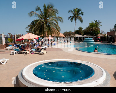 La zona della piscina e lettini del Atlantic Hotel in Banjul (Gambia, Africa occidentale Foto Stock