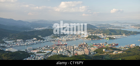 Centro città Tongyeong sera vista panoramica, Corea del Sud Foto Stock