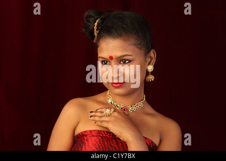 Un indiano modello femminile rivestita in senza spalline camicetta,indossando golden jewlery Foto Stock