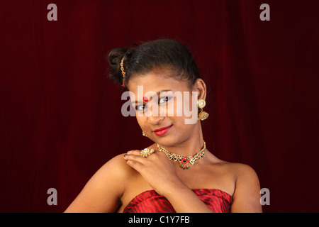 Un indiano modello femminile rivestita in senza spalline camicetta,indossando collana,anello all'orecchio Foto Stock