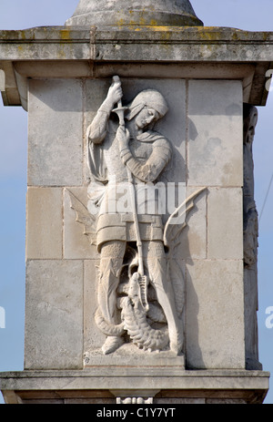 San Giorgio e il Drago dettaglio sul Memoriale di guerra, Earl Shilton, Leicestershire, England, Regno Unito Foto Stock